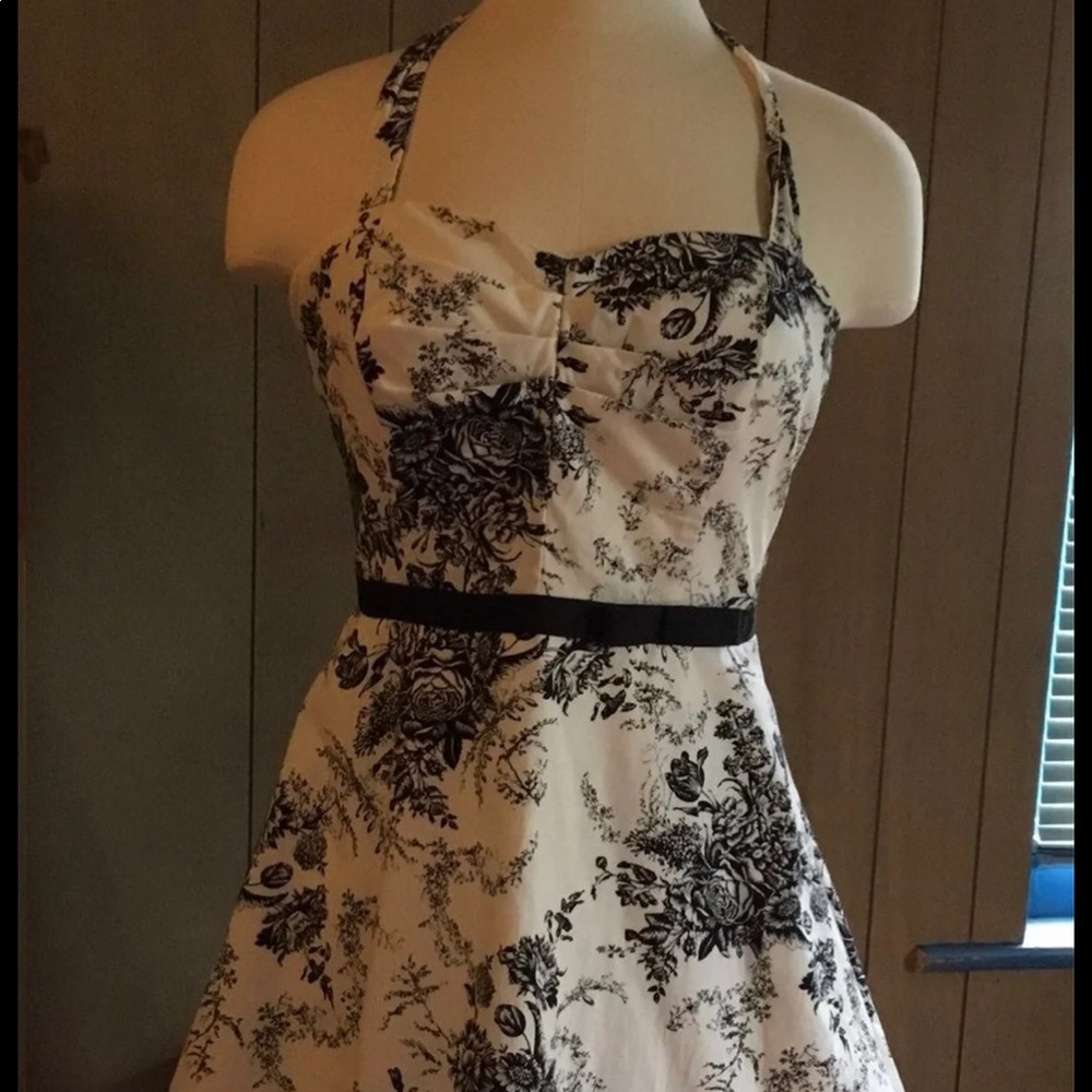 City Triangles Cute Halter dress with Tulle underskirt